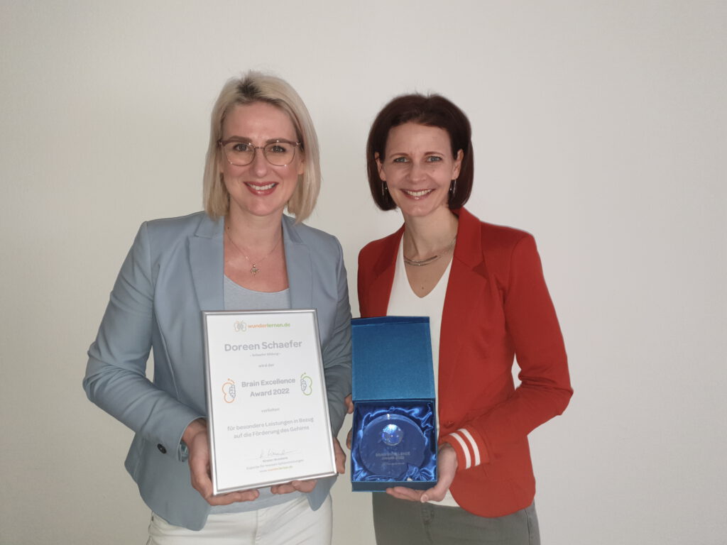 Preisträgerin Doreen Schaefer mit Kirsten Wunderle