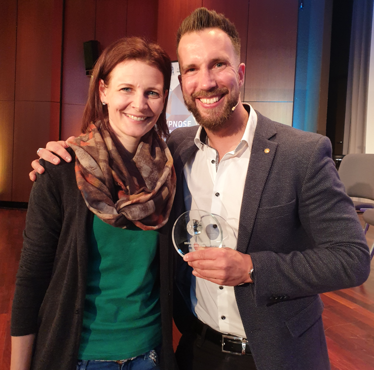 Brain Excellence Award Preisträger Alexander Hartmann mit Kirsten Wunderle