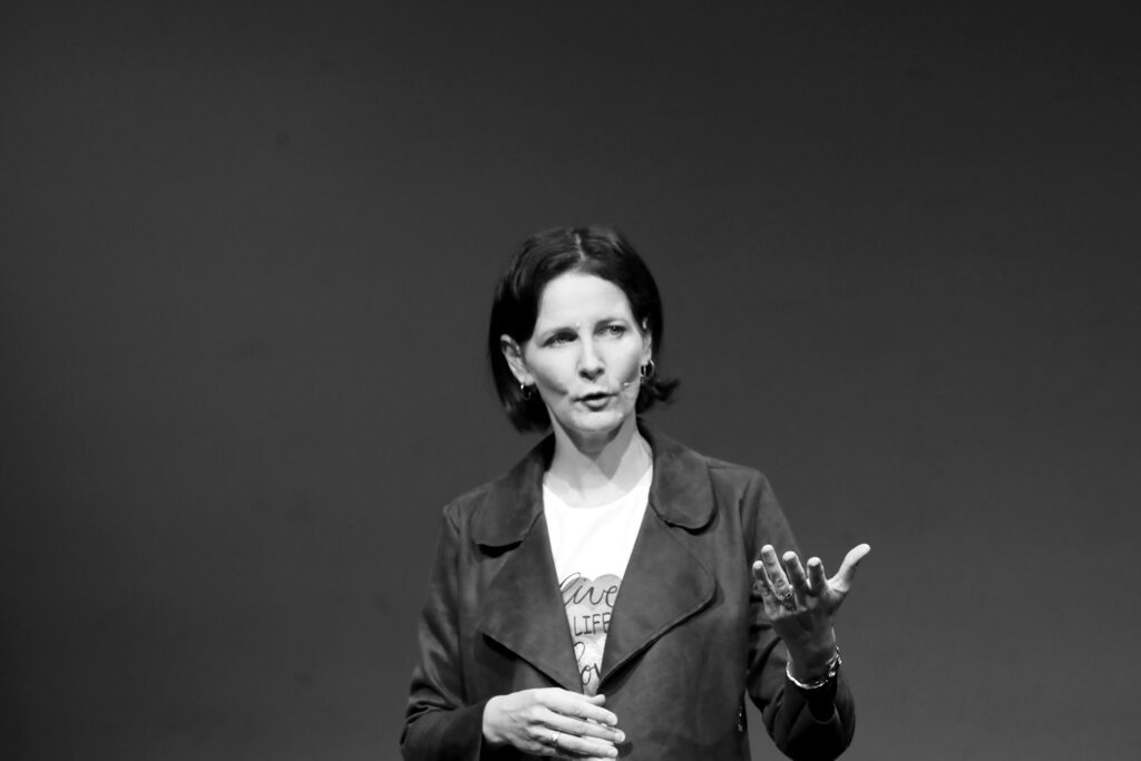 Kirsten Wunderle auf der Bühne, Schwarz-Weiß-Aufnahme
