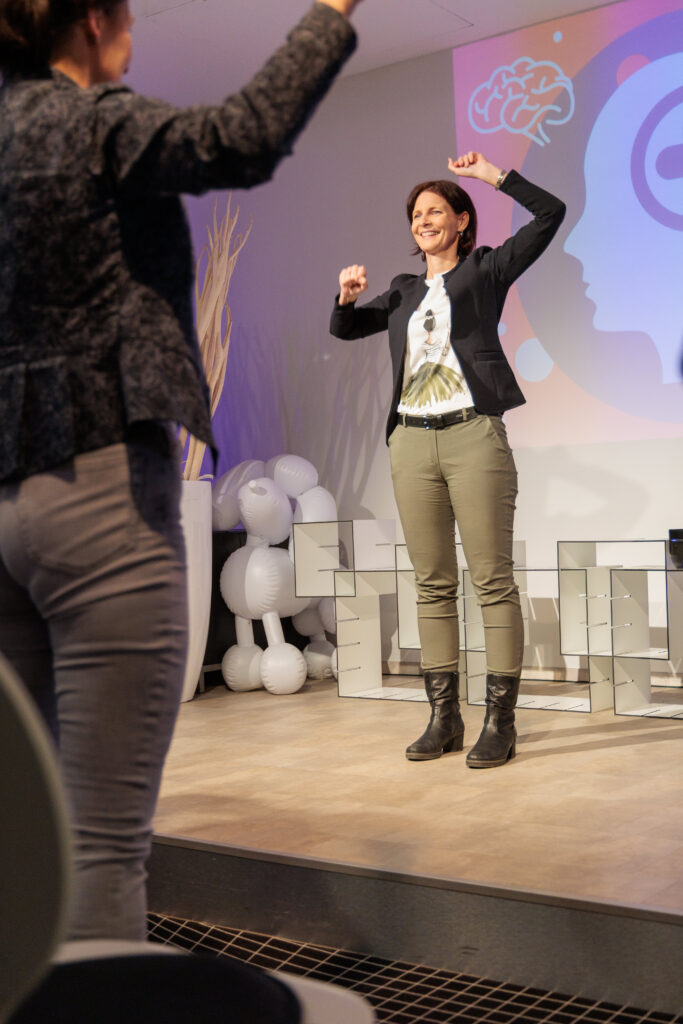 Kirsten Wunderle leitet eine Mitmach-Übung an