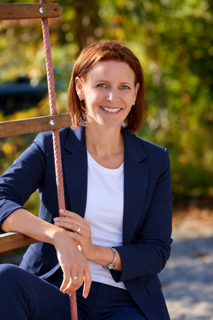 Kirsten Wunderle im Hosenanzug, lächelnd an einer Strickleiter
