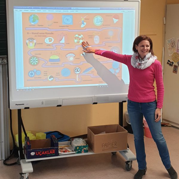 Kirsten Wunderle vor Whiteboard Kirsten Wunderle vor Whiteboard